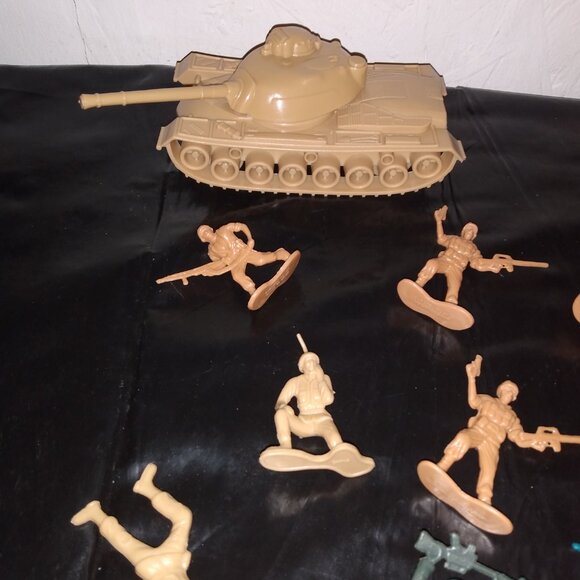 Tiny Army Men and Tank - Picture 4 of 8